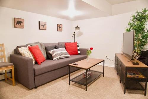 Moose Jaw Apartment | NEW Gorgeous Space in Moose Jaw Coffee Parking 4k Smart TV