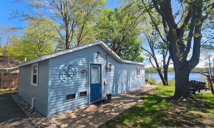 Lupton Cottage | New Henderson Lake Listing -AC Wi/fi Amazing lake views. Near Rifle River Access