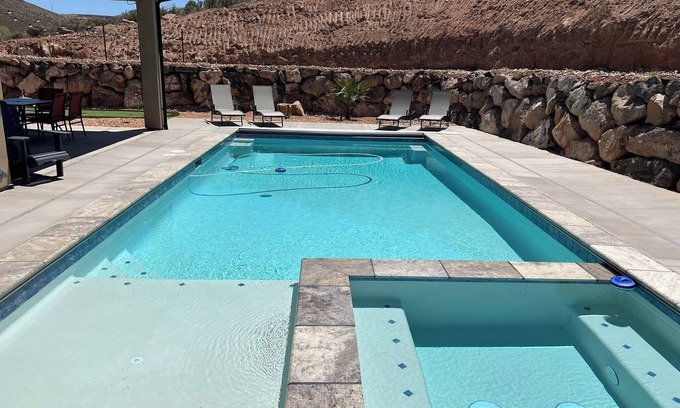 Virgin House | New home! Zion's Edge, Kolob Canyon, Private Pool, Hot Tub, Views!