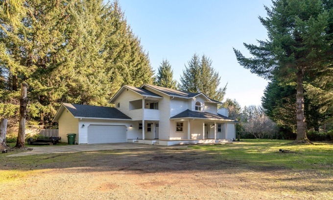 Dunes City House | New listing! Beautiful 3 bedroom 3 bath, near lakes, ocean, and dunes, pet friendly, large lot, bbq