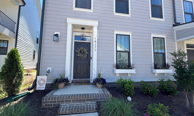 Concord House | New Listing! Full Upstairs Space