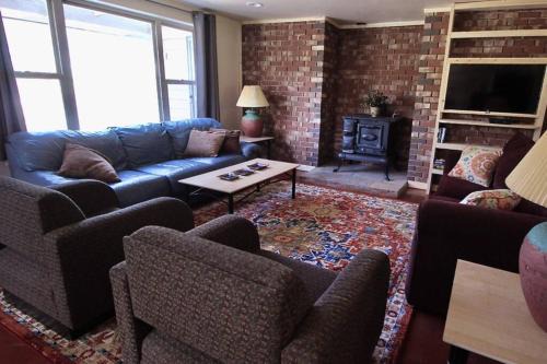 Whitehall House | New! Lower Level Ranch Home - 10 mins to Town