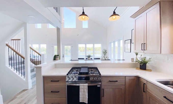 Brimfield House | [New!] Luxurious Lake Front Getaway!