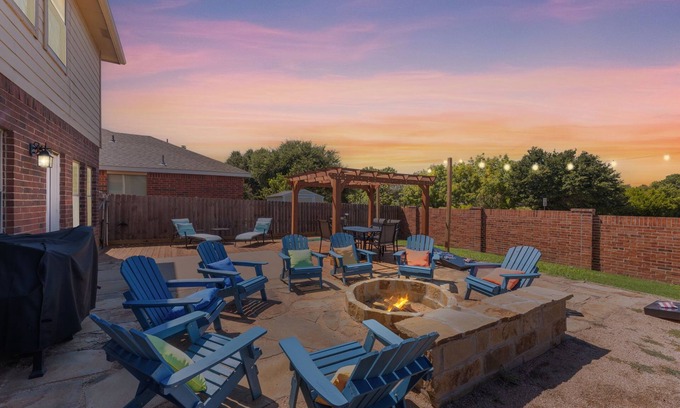 South Arlington House | NEW Luxury Haven I Game Rooms + Backyard Retreat