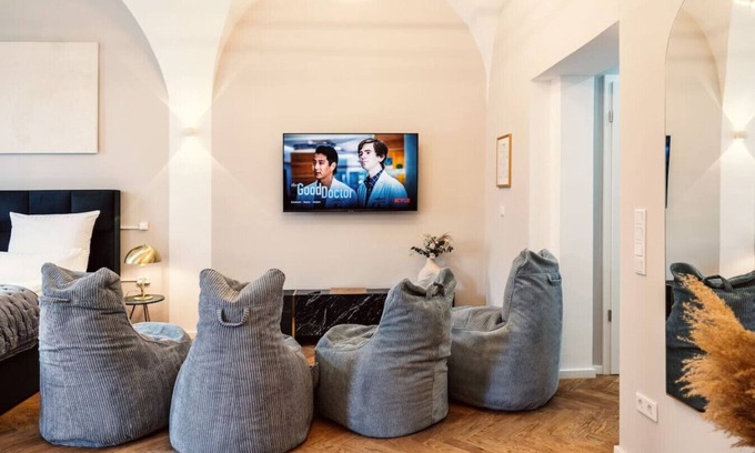 Innenstadt Apartment | NEW LUXUS Suite | TWO Kingbeds | Center | Netflix