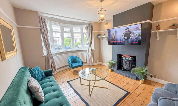 Beverley Apartment | New Malden 3BDR House w/FREE Parking & Private Garden near Kingston & Wimbledon