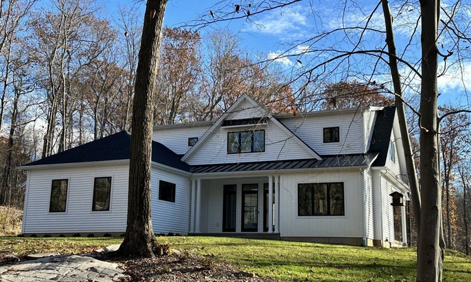 Durham House | New modern, luxurious home on 2.5 acres. 10 min to Powder Ridge & Middletown.