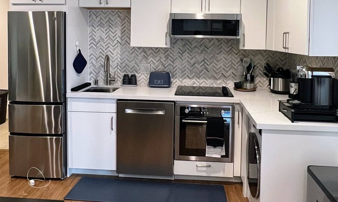 Inglewood House | NEW Modern private cozy suite with yard