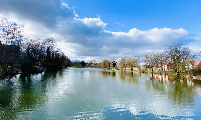 Wokingham Condo | NEW! Premium Flat Lake view, Free parking & Fast Wi-Fi