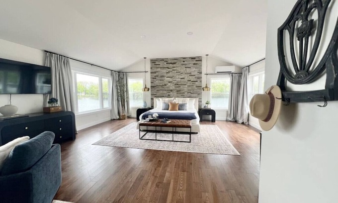 Tully House | NEW! Remodeled 5BR/3.5BA Lake House!