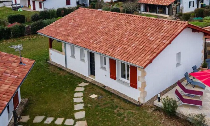 Espelette House | NEW Riverside air conditioned calm enclave