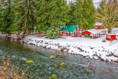 Greenwater House | NEW: Steps from White River near Mount Rainier National Park
