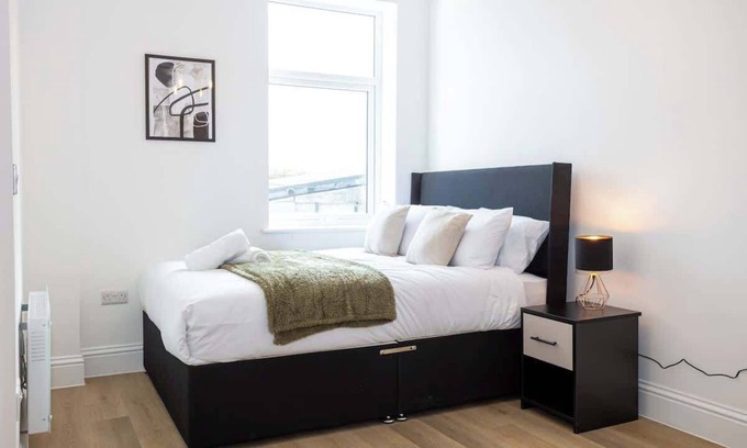 Walkden Apartment | NEW! Stunning Flat, Ideal for Business, Sleeps 4!