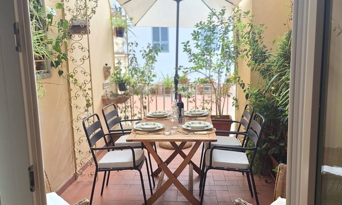 Santo Spirito Apartment | NEW Stunning Apt Central Florence near Ponte Vecchio. Historic River Arno Palace