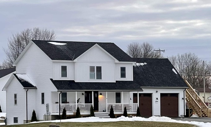 St. Albans Apartment | New Stylish, Cozy 2nd Story Studio. PVT Deck & Entrance Close To Downtown & Lake