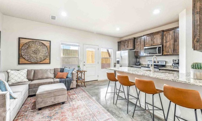 Stephenville House | New-Walk to Tarleton-2 King Beds