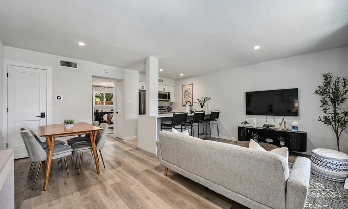 Barton Hills House | NEW! Walk to Zilker & Barton Springs! King Bed!