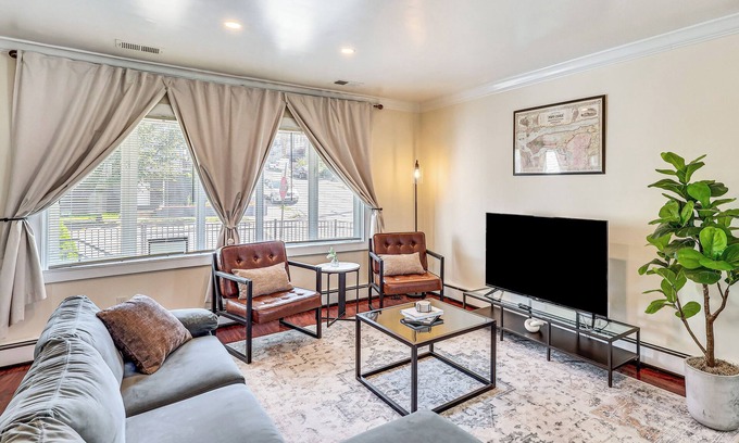 North Bergen House | New York-Themed Home w/Easy Transit to Manhattan