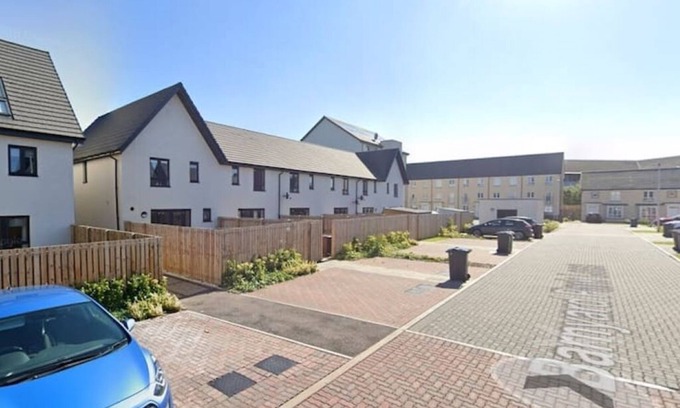 Longcroft House | Newbuild - 3 bedrooms, 2 baths,5 mins from airportnn