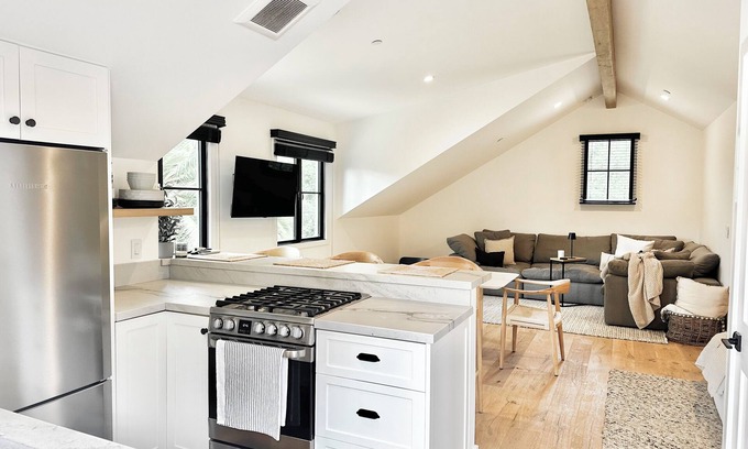 Upper Riviera Apartment | Newly built designer guesthouse nestled in Santa Barbara’s Sycamore Canyon.