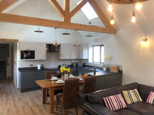 Hendrerwydd House | Newly Converted Luxury Barn With Private Hot Tub