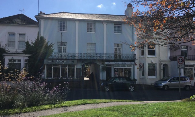 Hurstpierpoint House | Newly refurbished en-suite double room village location