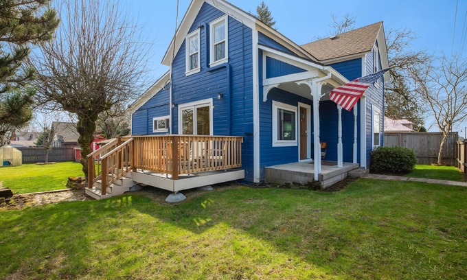 Dundee House | Newly remodeled dog-friendly 2 bedroom wine country home in the heart of Dundee