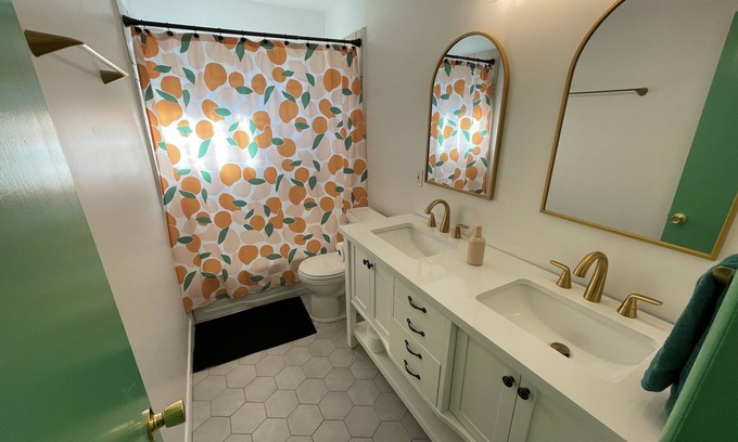 Jenks House | Newly remodeled family friendly home in Jenks. Walking distance to Aquarium.