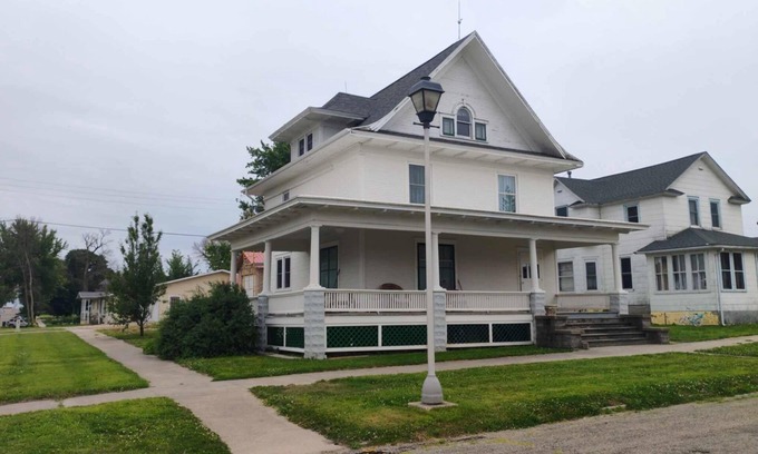 Sutherland House | Newly renovated 19th century 4bdrm 2ba house in quaint Sutherland, IA WiFi, AC