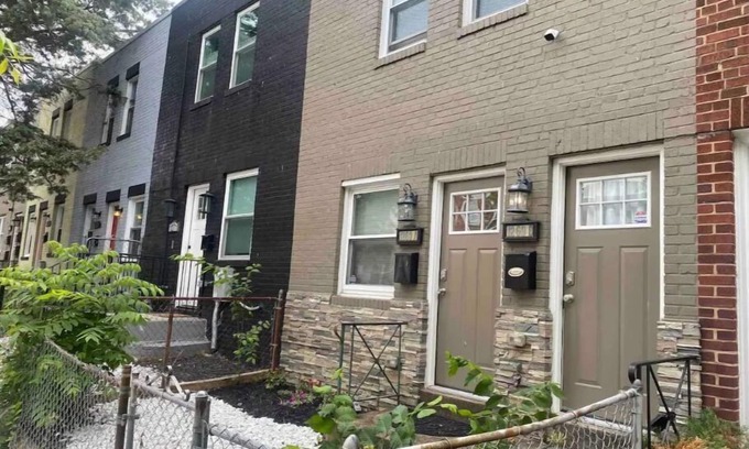 Northeast House | Newly Renovated 2BD 2BR unit in the heart of NE DC!