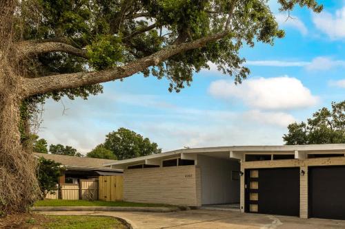 Port Arthur House | Newly Renovated 6BR 3BA Port Arthur Holiday Home with Hot Tub