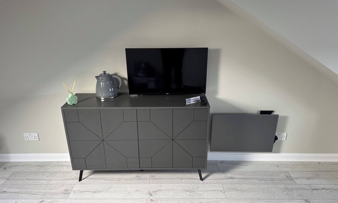 Bathgate Cottage | Newly Renovated Room With Private Bathroom - Sleeps 3 - 2 Beds