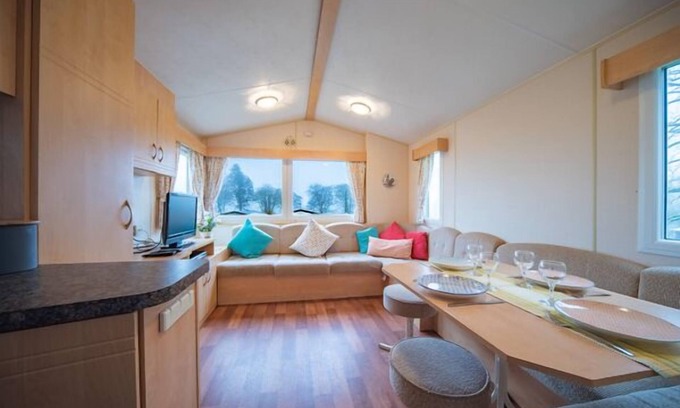 Balminnoch Cabin | Newton Stewart-Sleeps 6-Pool-Parking-Pet Friendly