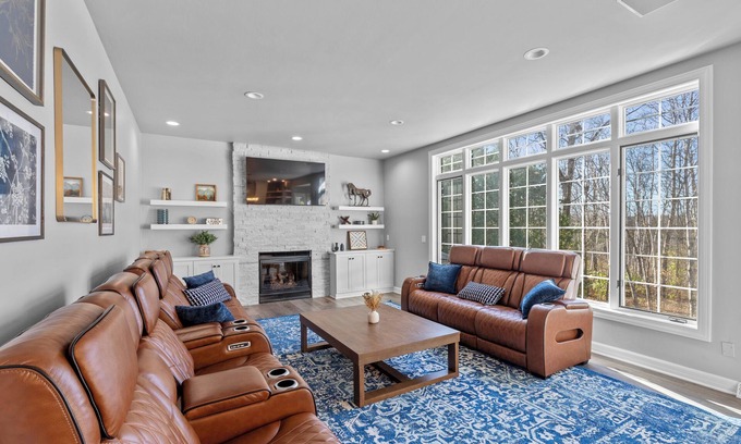 Green Bay House | Next Level~100K Game Room~ Sleeps 20~ Pool~Spa