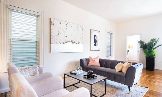 Jeffries Point Apartment | Next to ocean, 5 min to downtown or to the airport by T