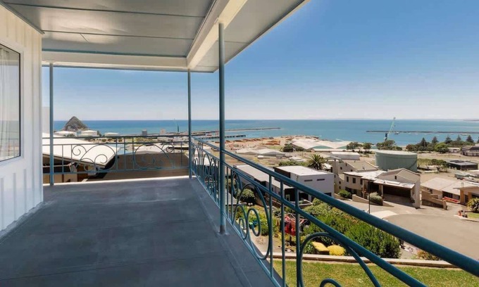 New Plymouth House | Ngamotu Vista: Panoramic Sea and City Views