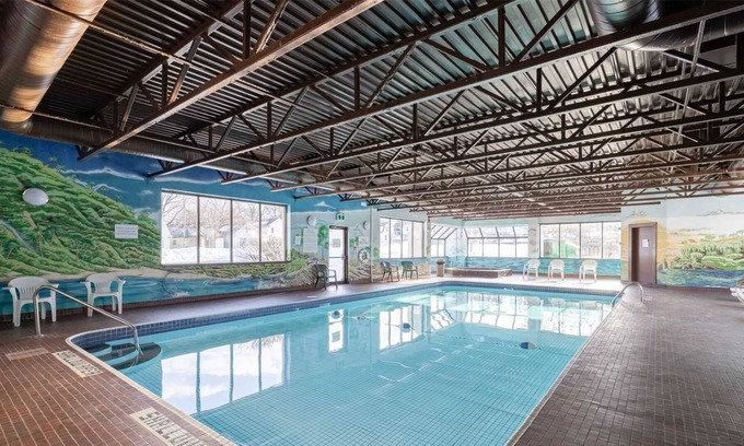 Niagara Falls Hotel | Niagara River Hotel with Pool - 5 Bedrooms Group