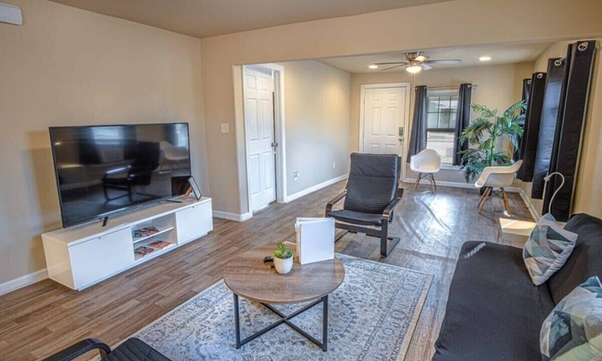 Arena District House | Nice 3BR/2BA Near Downtown 2 min At&t Center