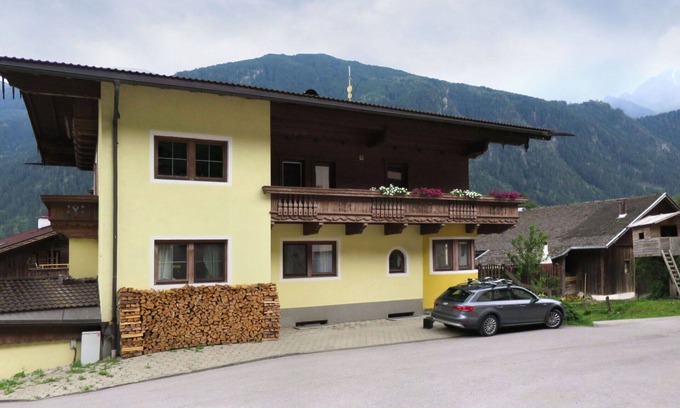 Burgstall Apartment | Nice apartment for 10 people with WIFI, TV and balcony