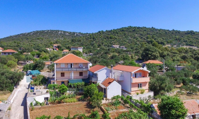 Vinisce Apartment | Nice apartment for 4 people with A/C, WIFI, TV, balcony and pets allowed