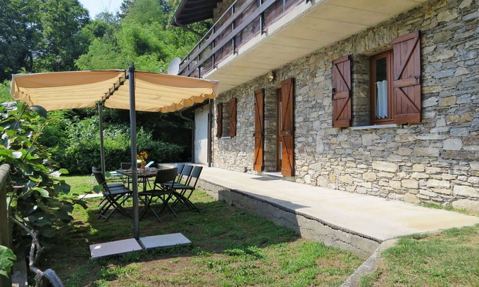 Colmegna Apartment | Nice apartment for 4 people with WIFI, TV, terrace, pets allowed and parking