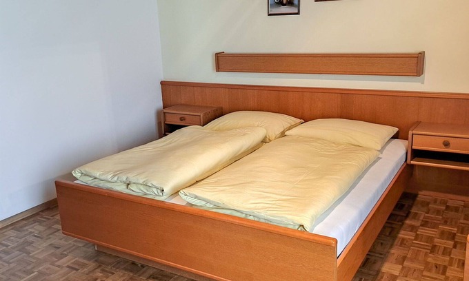 Oberwang Villa | Nice apartment in villa for 5 people with WIFI, TV and balcony