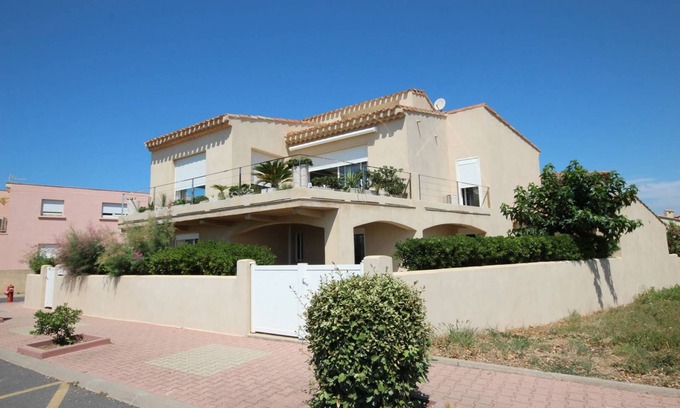 Portiragnes-Plage Apartment | Nice flat with air conditioning for 5 people,south exposed, Wifi, 10m away from the beach of.