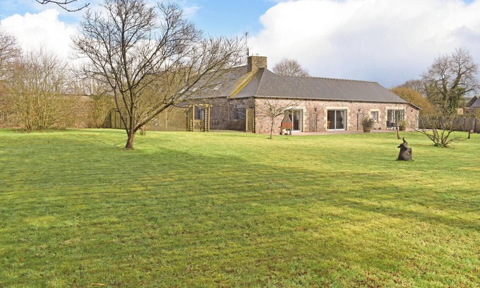 Plehedel House | Nice home in Plehedel