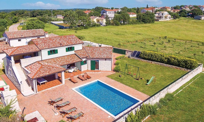 Valtura House | Nice home in Valtura with kitchen