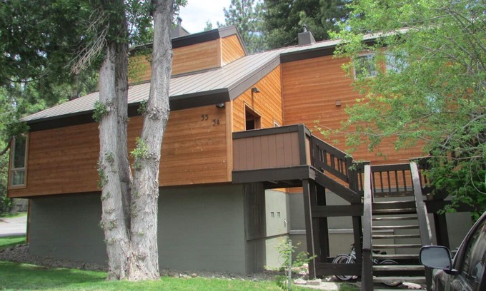 Lake Forest Condo | Nice home w/HOA pool, close to Tahoe City & beach