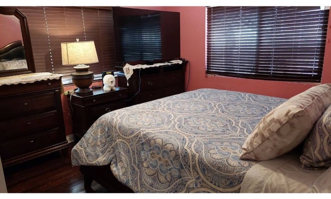 La Presa House | NICE HOUSE,SPACIOUS AND QUIET WITH 5 ROOMS AND 2 BATHS