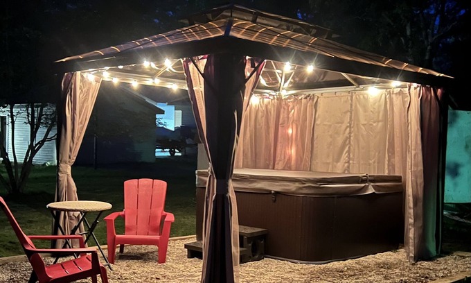 Lake House | nMaple Street Cottage is the perfect couple’s retreat.