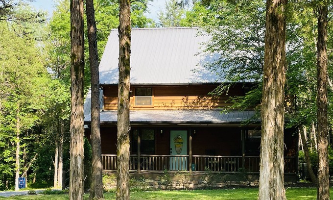 Cub Run House | Nolin Lake modern log cabin, walking distance/access to lake, near Mammoth Cave