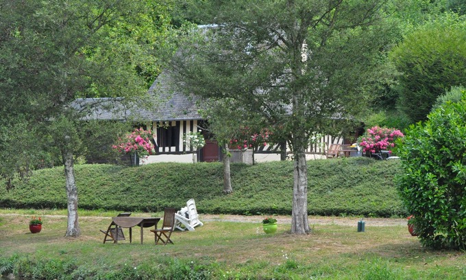 Asnieres Cottage | Norman house surrounded by nature with lake